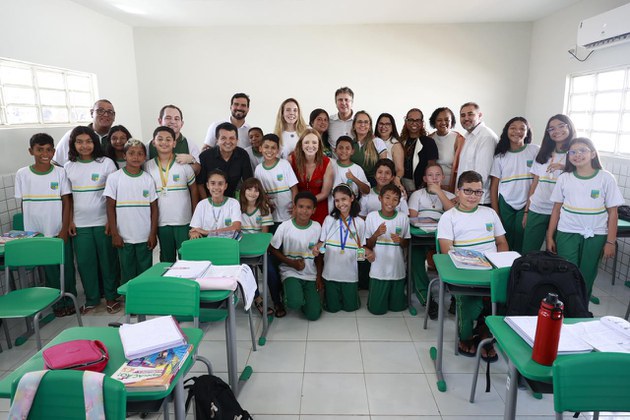 Ministro Camilo Santana visita escola em Crateús (CE)