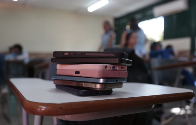 MEC realizará pesquisa sobre restrição de celulares nas escolas