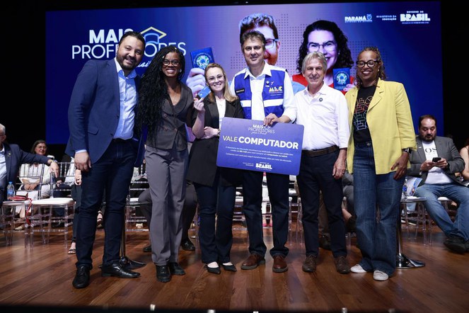 Mais de 203 mil professores do PR podem solicitar a CNDB