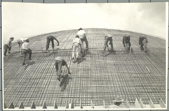 Trabalhadores constroem Brasília (1959), cidade onde atuam até hoje os políticos que decidiram sobre a flexibilização dos direitos trabalhistas. BR_RJANRIO_PH_0_FOT_02937_003