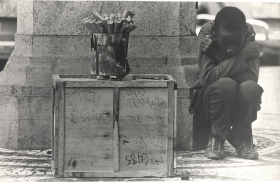 Menino engraxate passa fome e frio no centro do Rio de Janeiro, em 1972, auge do “Milagre Econômico”. BR_RJANRIO_PH_0_FOT_03743_m0057de0057