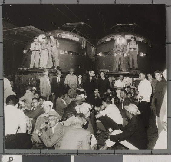 Greve dos Ferroviários, 1959. Trabalhadores ocupam as linhas férreas para impedir a passagem dos trens. Correio da Manhã, BR_RJANRIO_PH_0_FOT_06388_0010de0018