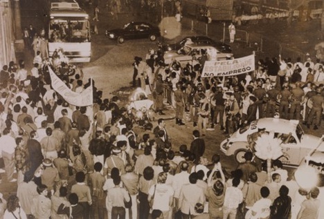 Protestos em favor da estabilidade no emprego. Fotografia tirada pelos órgãos de vigilância e repressão. Data desconhecida. BR_RJANRIO_J3_0_FOT_001_003