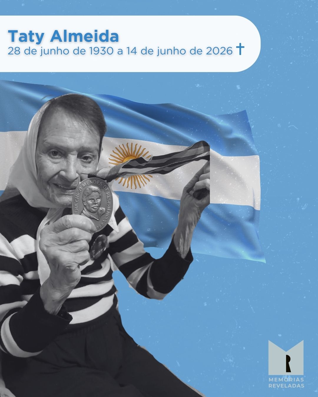 Taty Almeida com a Medalha Chico Mendes e a bandeira da Argentina ao fundo.