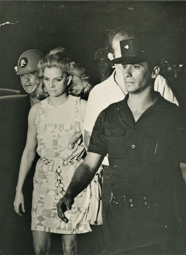 A atriz Tônia Carrero sendo presa em fevereiro de 1968 em passeata contra a censura