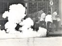 Em junho de 1968, manifestantes contra a ditadura são atingidos por gás lacrimogêneo no Centro do Rio de Janeiro 