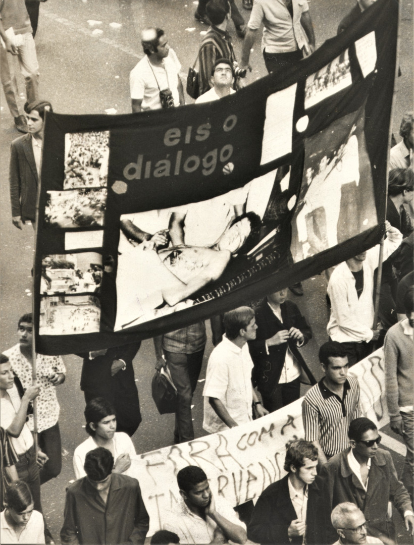 Em manifestação estudantil no Rio de Janeiro, em julho de 1968, estudantes carregam cartaz com o secundarista Edson Luís, morto pela repressão policial em março daquele ano