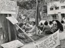 Em novembro de 1964, moradores ameaçados de despejo da favela de Brás de Pina, no Rio de Janeiro, acampam nos jardins do Palácio das Laranjeiras, tentando ser recebidos pelo marechal Castelo Branco