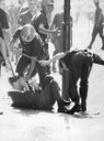 Estudante agredido pela Polícia Militar em manifestação no Rio de Janeiro em junho de 1968