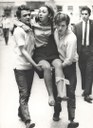 Estudante ferida em manifestação contra a ditadura em 1968