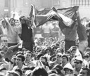 Estudantes agitam a bandeira nacional em passeata no Rio de Janeiro em julho de 1968