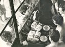Funcionários da empresa aérea Panair, fechada pela ditadura em fevereiro de 1965, recebem doações de alimentos