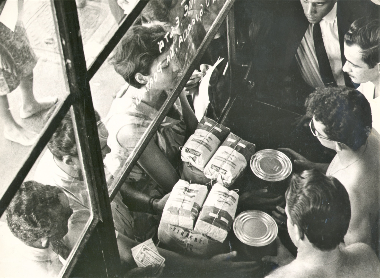 Funcionários da empresa aérea Panair, fechada pela ditadura em fevereiro de 1965, recebem doações de alimentos