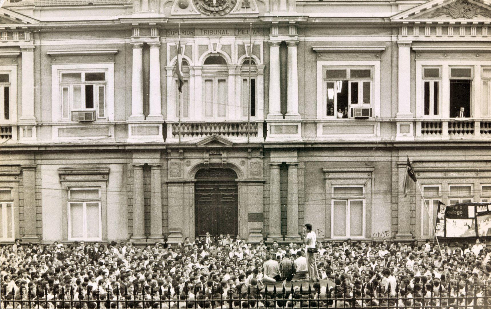 Manifestação estudantil em frente ao Superior Tribunal Militar no Rio de Janeiro em julho de 1968