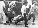 No Rio de Janeiro, em 21 de junho de 1968, estudantes carregam companheiro morto pela polícia militar em manifestação contra a ditadura