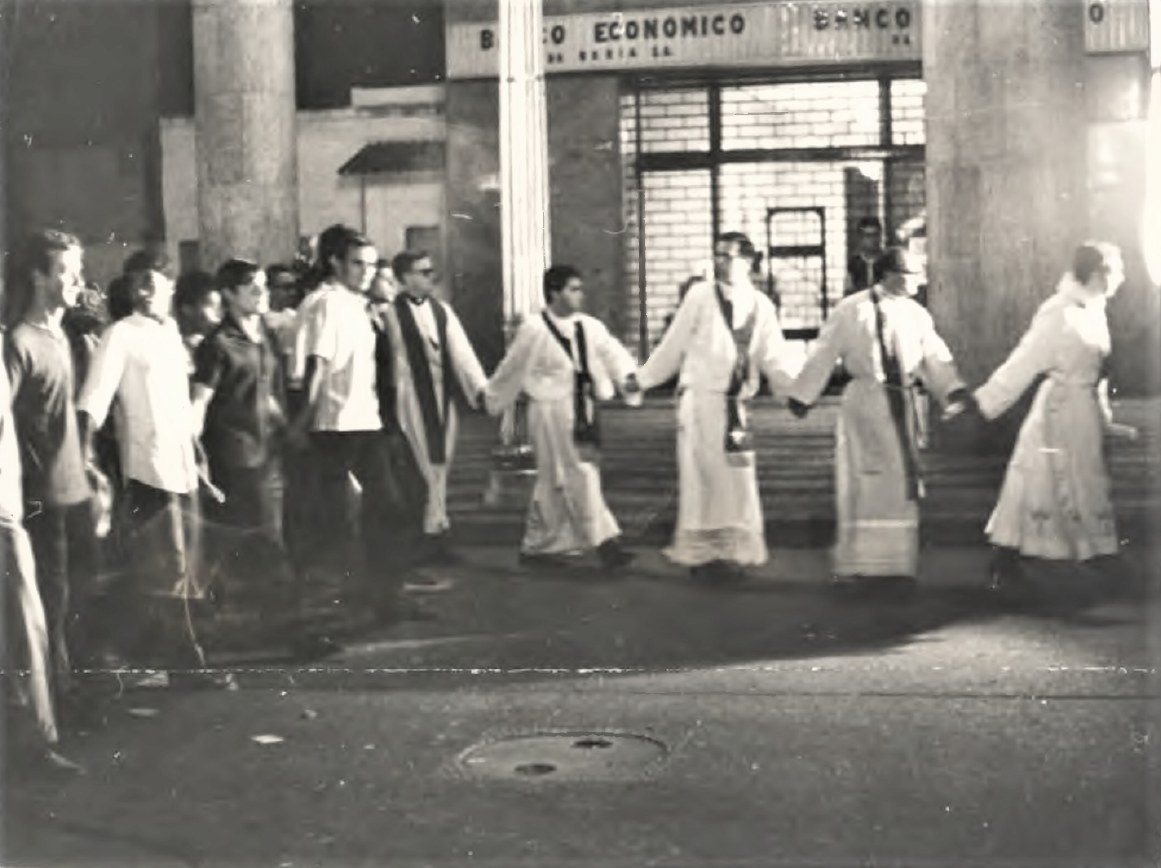 No Rio de Janeiro, em 4 de abril de 1968, padres protegem da repressão policial estudantes que retornavam da missa de sétimo dia de Edson Luis de Lima Souto, morto durante manifestação no restaurante estudantil Calabouço em 28 de março