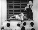 O assassinato do estudante Edson Luís, em março de 1968, é "reconstituído" com bonecos durante protesto