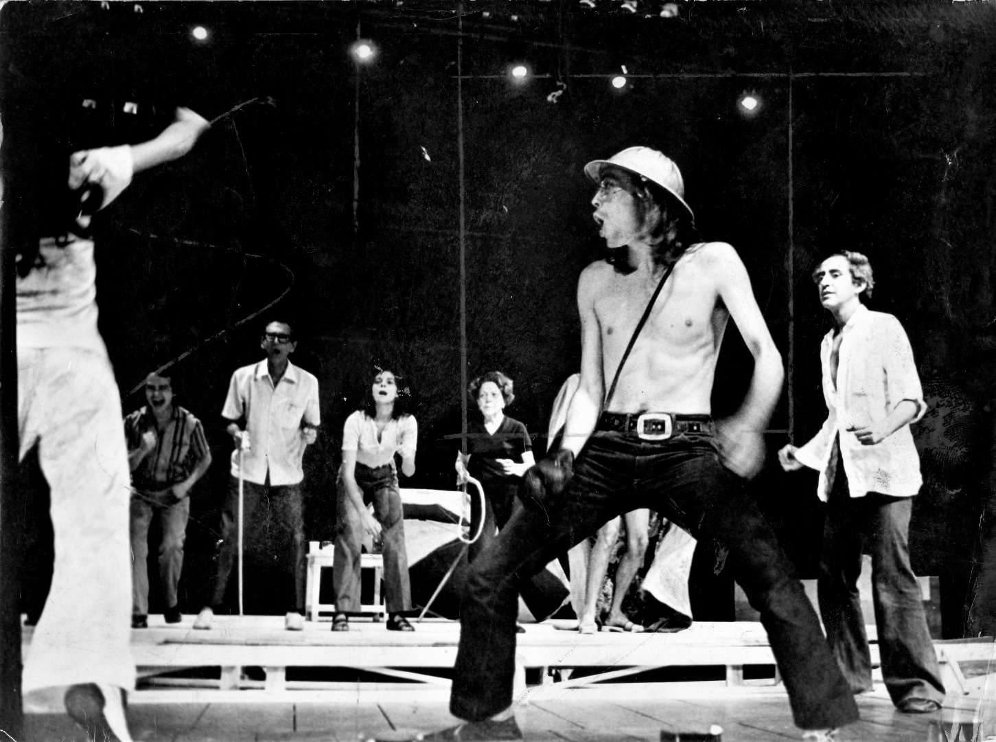 O ator José Wilker, ao centro, o diretor José Celso Martinez Corrêa, à direita, e elenco no ensaio da peça O rei da vela, montada pelo grupo Teatro Oficina em 1971