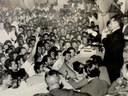 O governador de Pernambuco, Miguel Arraes, deposto pelo golpe de Estado de 1964, reunido com populares no Teatro Nacional de Brasília - DF em março de 1964
