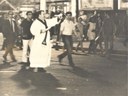 Padre protege da repressão policial estudantes que deixavam a missa de Sétimo dia do secundarista Edson Luis, ocorrida na Catedral da Candelária, Rio de Janeiro, em 04 de abril de 1968