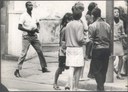 Policial à paisana mostra arma para estudantes da Faculdade Nacional de Direito, no Rio de Janeiro, em setembro de 1966