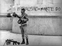 Soldado do Exército com fuzil armado no Centro do Rio de Janeiro em abril de 1968