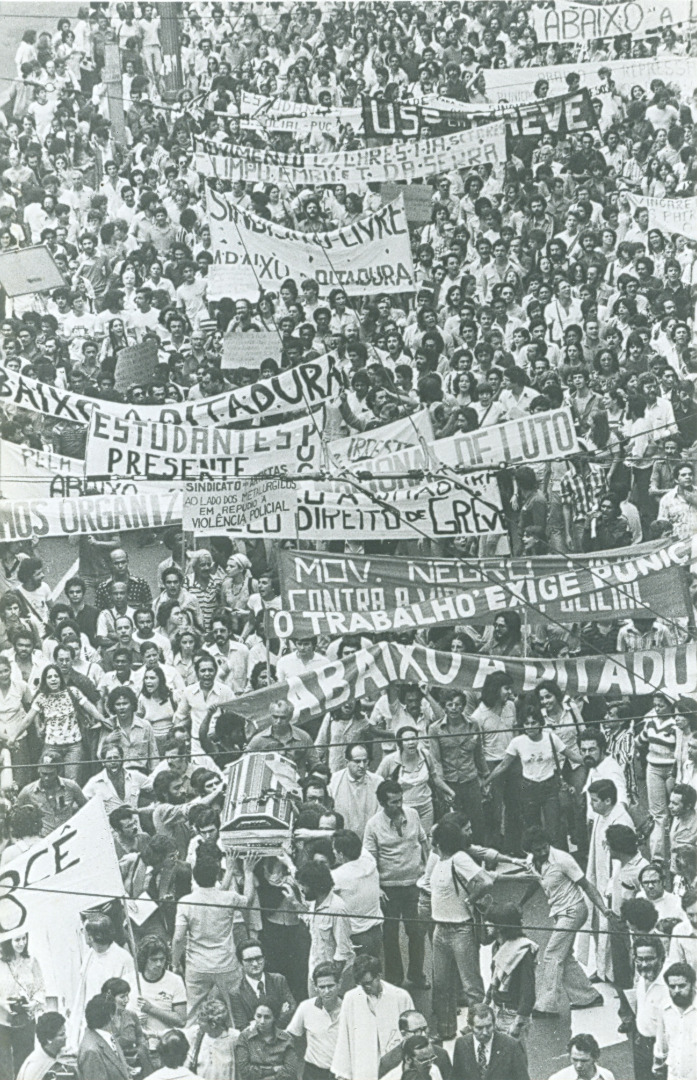 Cortejo do operário Santo Dias da Silva, assassinado por policiais durante piquete na greve dos metalúrgicos de São Paulo, em 30 de outubro de 1979