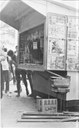 Em julho de 1980, banca de jornal no bairro de Madureira, Rio de Janeiro, sofre atentado à bomba por vender jornais de oposição à ditadura
