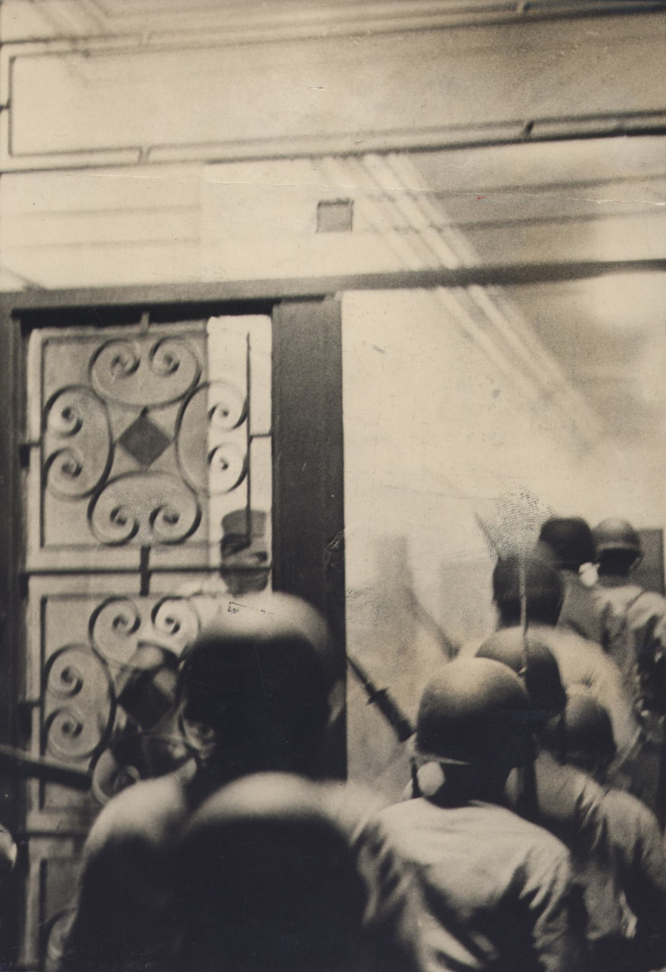 Fuzileiros entram na Federação Nacional dos Estivadores durante o golpe de Estado de 1 de abril de 1964