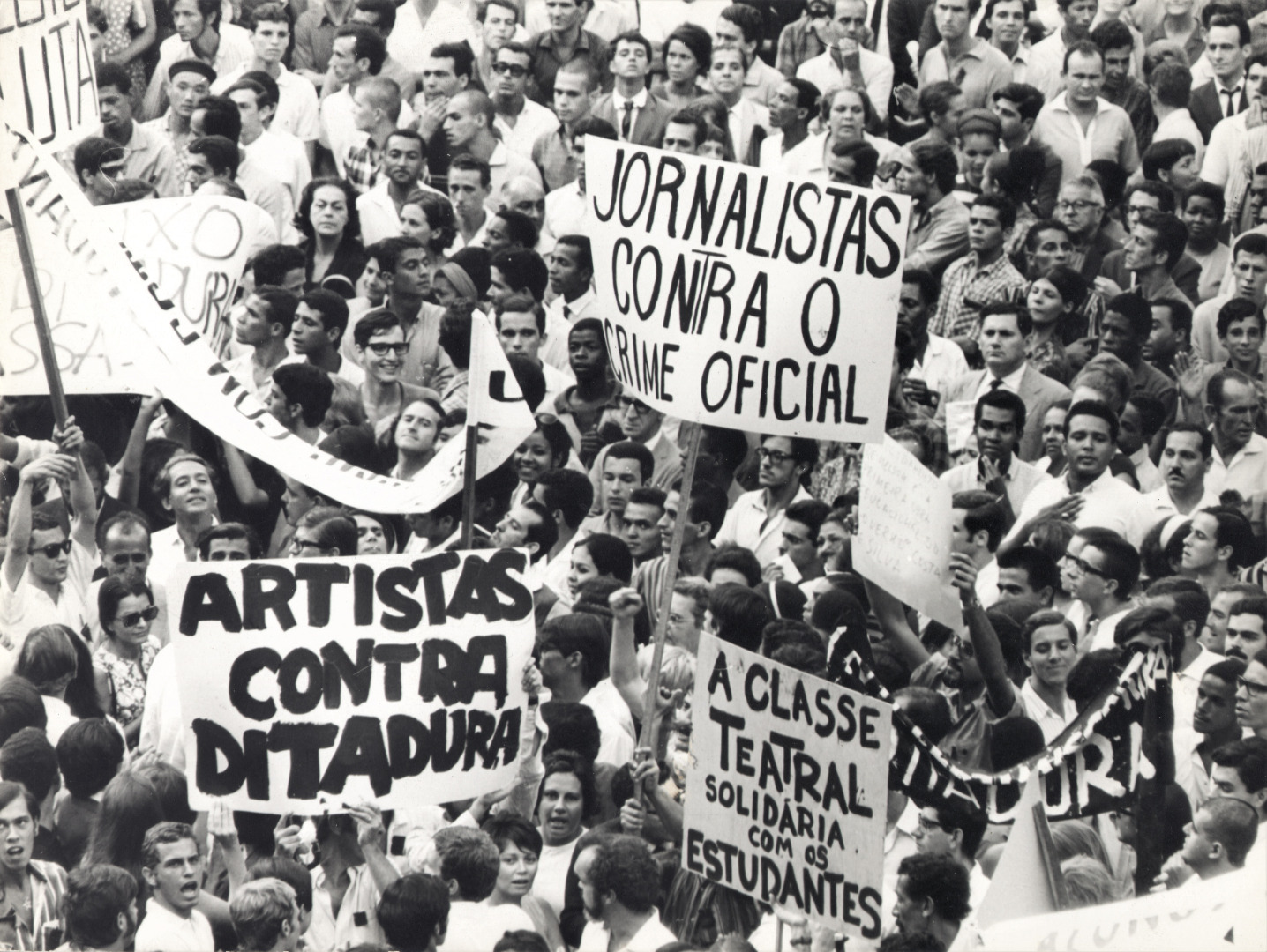 Manifestação durante o enterro do estudante Edson Luís, em março de 1968, assassinado em protesto estudantil no restaurante Calabouço, no Rio de Janeiro