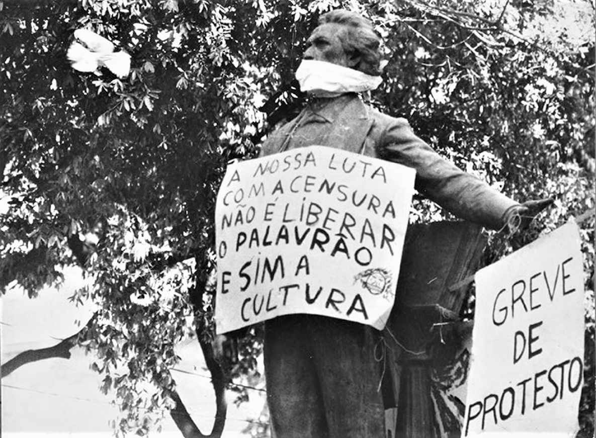 No Rio de Janeiro, cartazes sobre a estátua de Carlos Gomes criticam a censura imposta pela ditadura de 1964