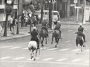 Polícia montada persegue manifestantes no Rio de Janeiro em junho de 1968