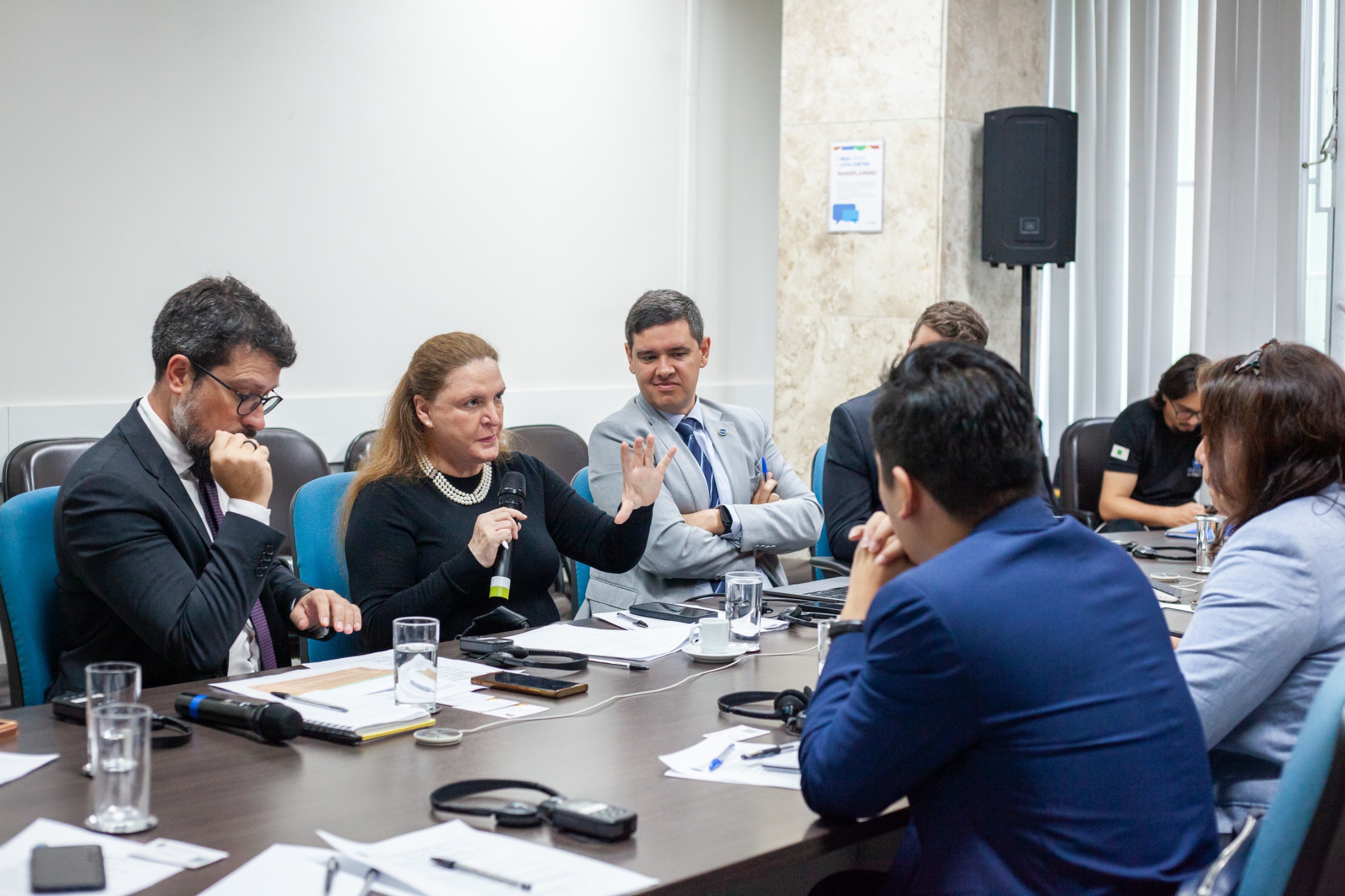 Delegação do Ministério do Comércio e Indústria de Singapura à mesa em reunião no Ministério do Empreendedorismo.