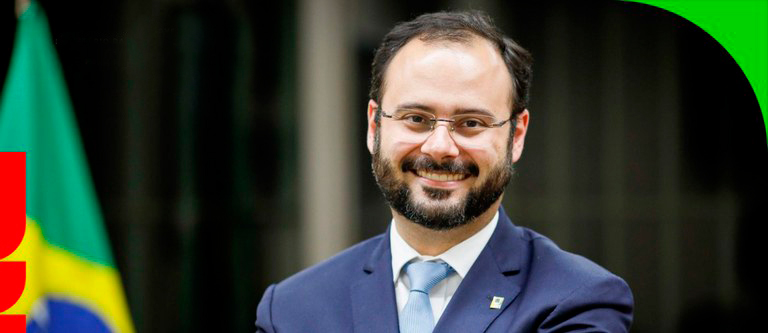 Homem de terno azul marinho