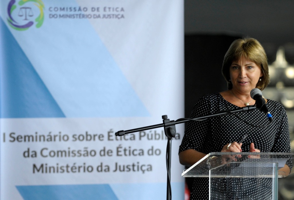 Dra. Márcia Pelegrini e banner.jpg