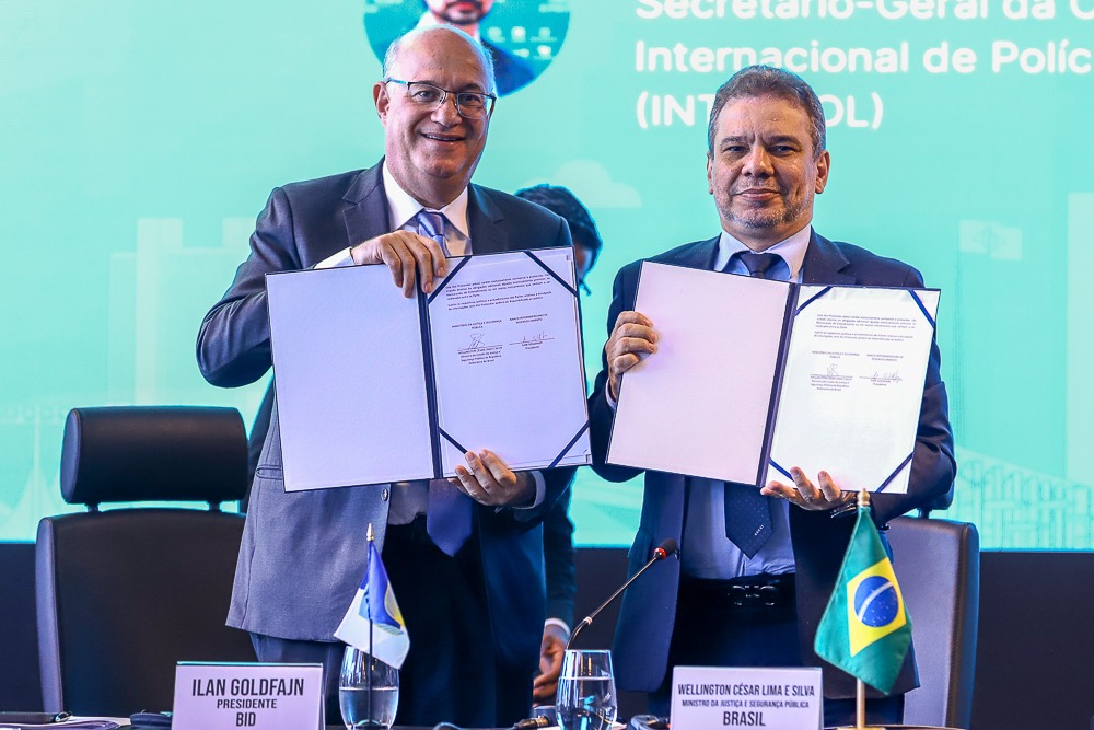 Presidente do Grupo BID, Ilan Goldfajn (à esq.) e ministro da Justiça e Segurança Pública, Wellington César Lima e Silva (à dir.) assinaram memorando de entendimento. Foto: Isaac Amorim/Ascom MJSP