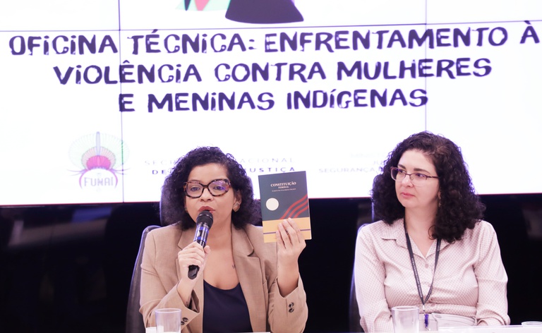 A secretária Sheila de Carvalho e a coordenadora geral de Direitos Indígenas, Estella Libardi, durante a oficina. Foto: Ailton de Freitas/MJSP
