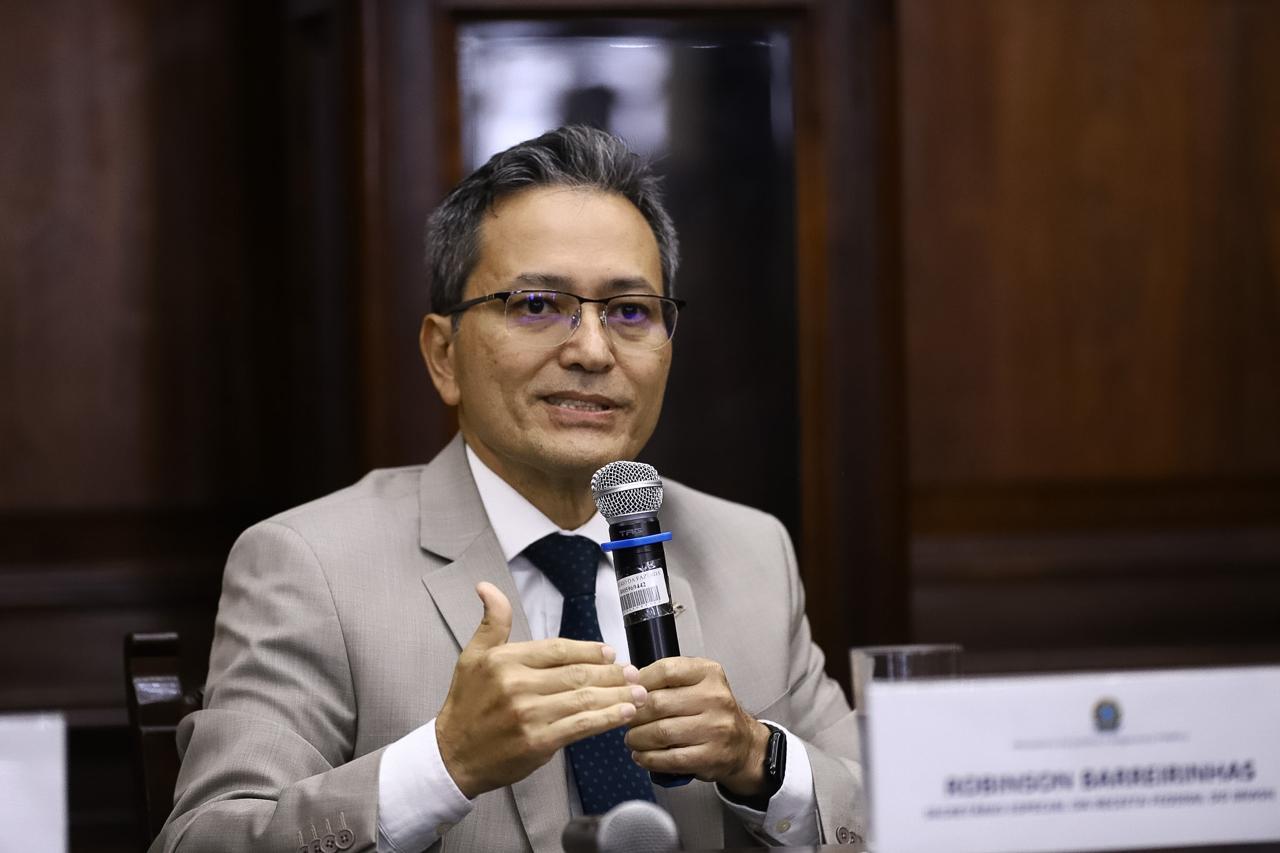 O secretário especial da Receita Federal do Brasil, Robinson Sakiyama Barreirinhas, destacou que o número do IMEI deverá constar nas Notas Fiscais. Foto: Tom Costa/MJSP