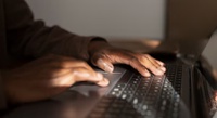 Veja como se proteger de golpes na internet e orientar sua família