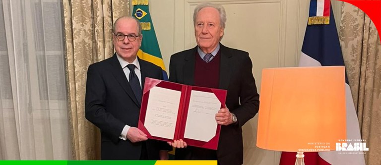 Brasil e França assinam acordo contra garimpo ilegal de ouro