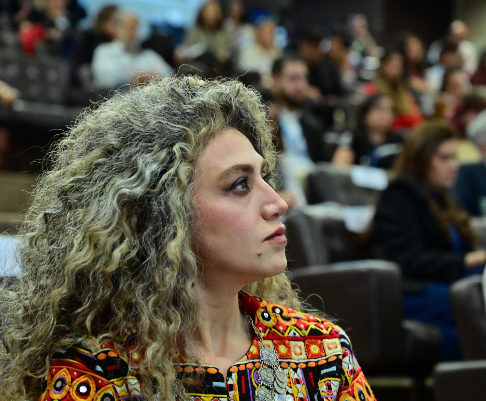 Cantora e refugiada iraniana Mah Mooni compartilha sua trajetória de deslocamento, acolhida e reconstrução de vida no Brasil. Foto: Isaac Amorim/MJSP