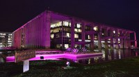 Ministério da Justiça se ilumina de rosa