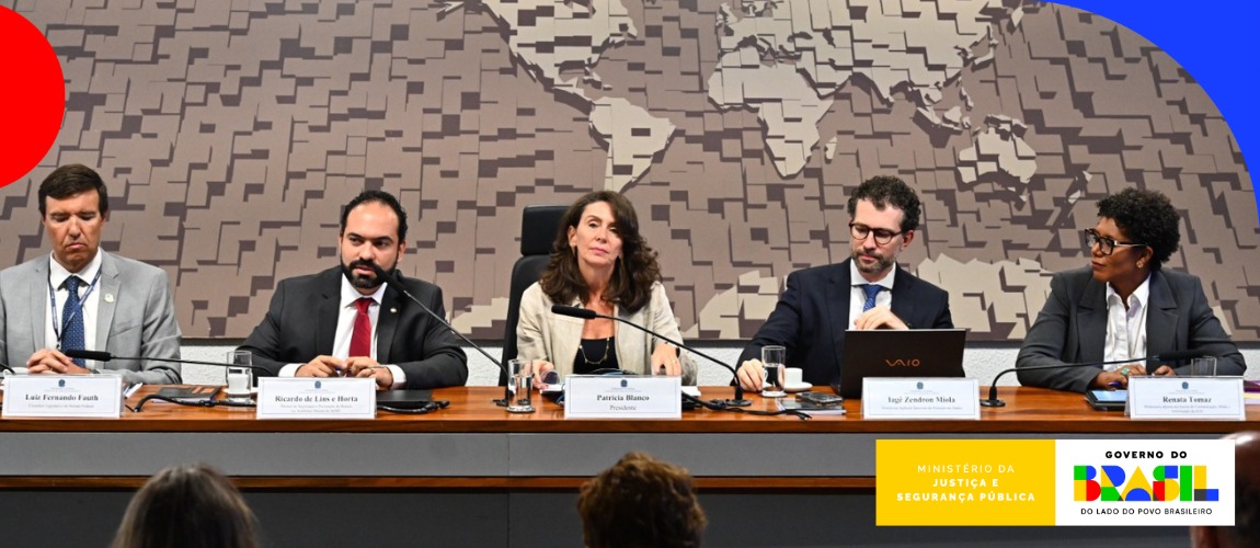 Lei que protege crianças e adolescentes na internet entra em vigor em 17 de março; debate aborda verificação etária, privacidade e prevenção de riscos digitais