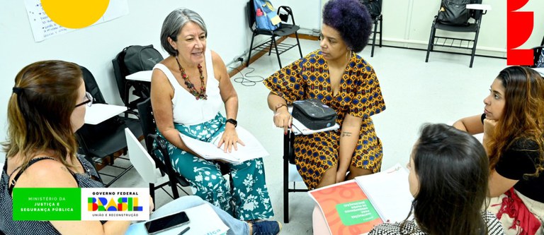 Equipe do programa Cria vivencia metodologias de prevenção do uso de álcool e de outras drogas