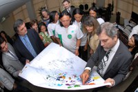 Foto com Cardozo e índios Zoé está na exposição Povos Indígenas no Brasil