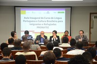 Imigrantes e refugiados têm aula inaugural de língua portuguesa em São Paulo