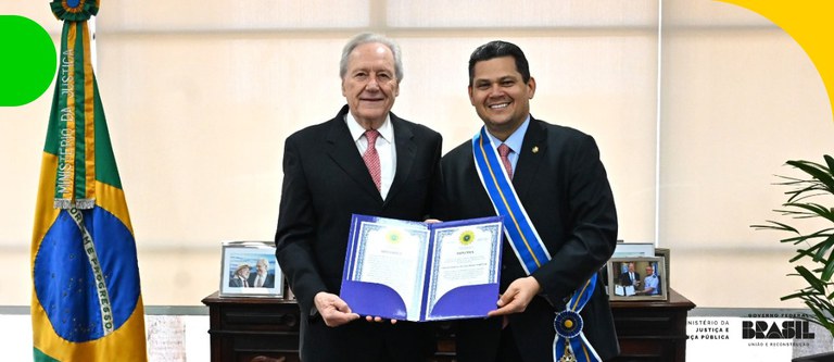 Lewandowski concede a Alcolumbre Medalha de Ordem do Mérito do MJSP
