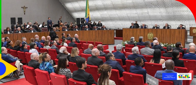 Lewandowski participa de sessão solene dos 35 anos de instalação do STJ