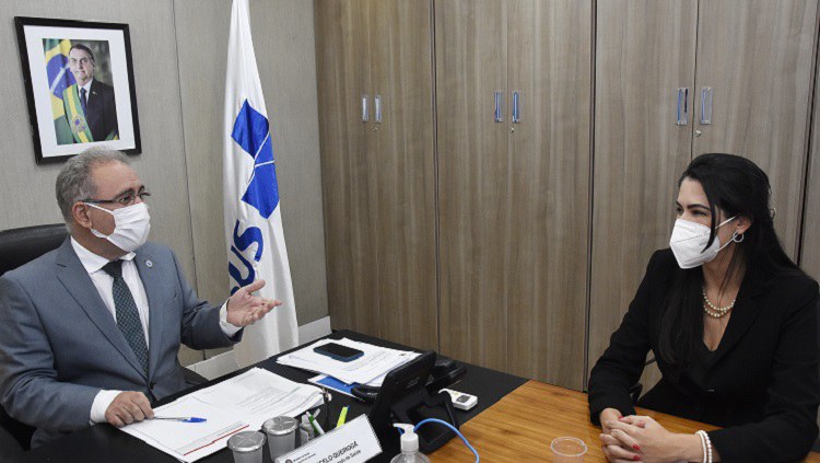 Ministro e secretaria.jpg