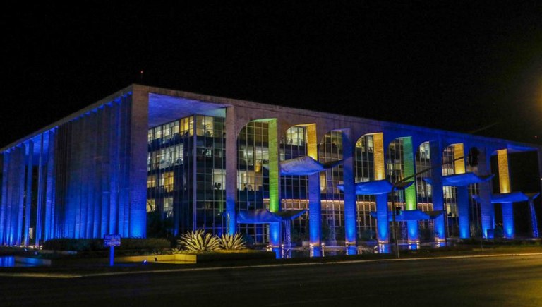 Ministério da Justiça iluminado de azul na Semana Nacional de Enfrentamento ao Tráfico de Pessoas